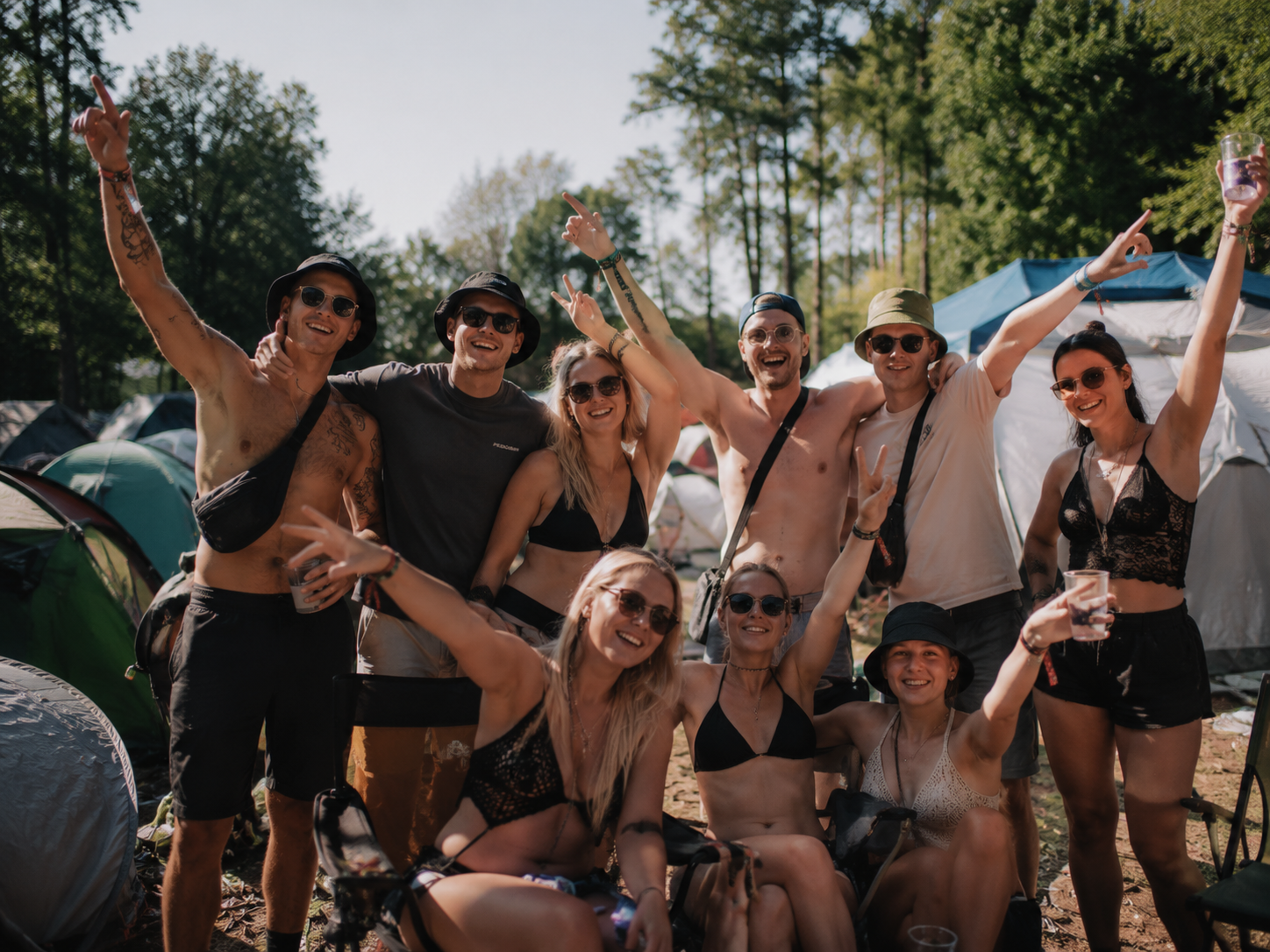 Freundesgruppe auf dem Campingplatz